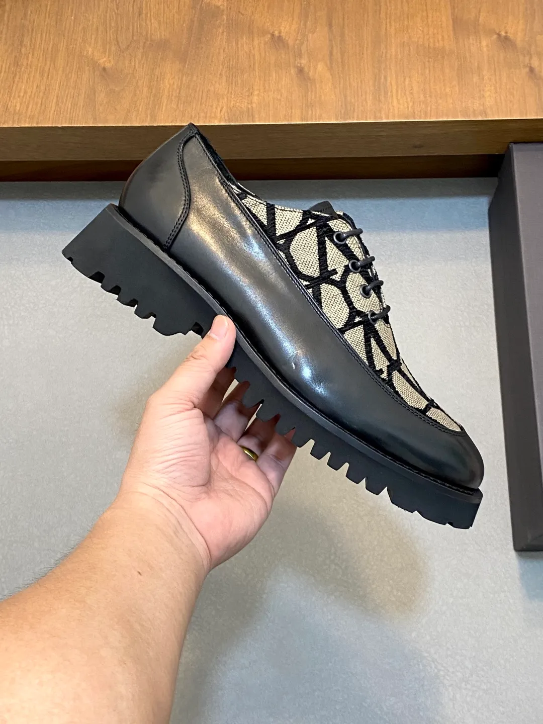 Men's shoes 💰740 VALENTINO Valentino's new men's fashionable casual leather shoes. These leather shoes are made of imported cowhide leather uppers, dyed calfskin lining and calfskin insoles. The upper foot is soft, comfortable and breathable. Comes with complete packaging in the original box! Visible details and quality. Size: 39-44 (customized at 38.45.46)